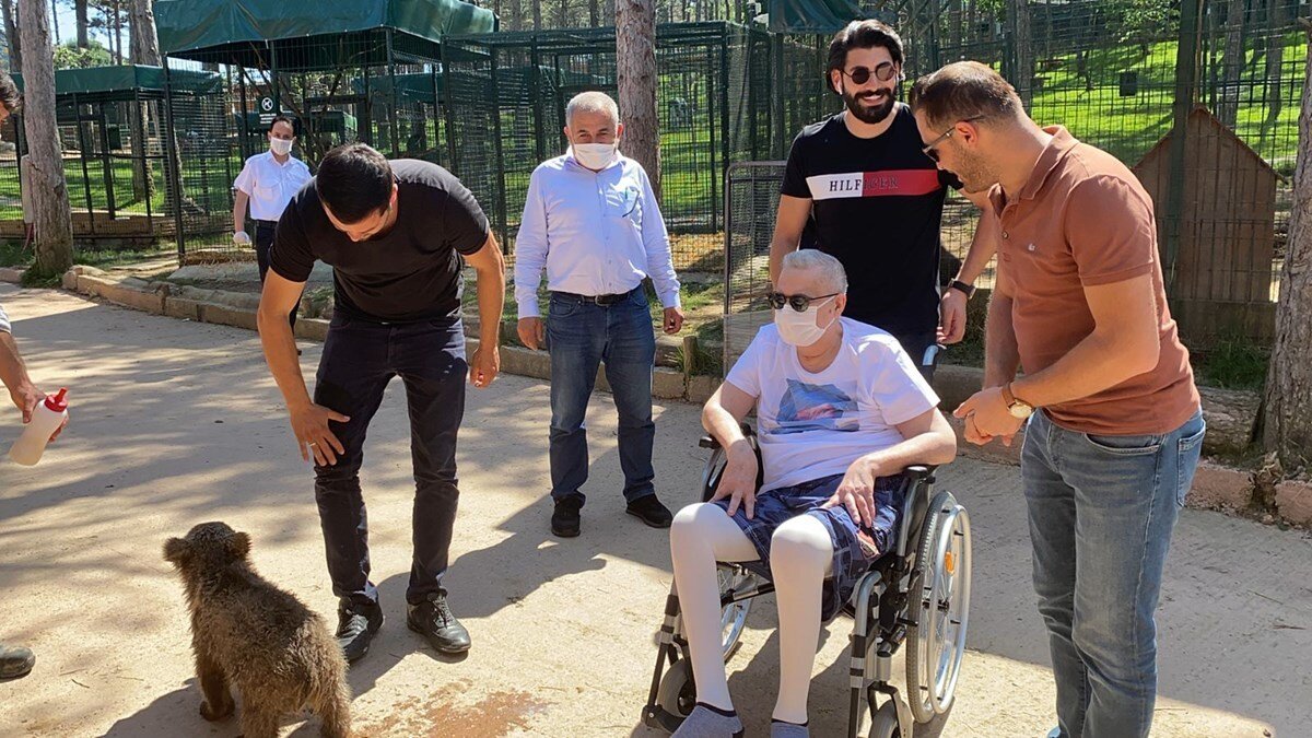 - Fizik tedavi sürecinde tembel davranıyorum.  - Doktorlar %99 ihtimalle yürüyeceğimi söylediler.  - Doğum günümde damadımın yardımıyla el sallayabildim.  - Kaçış sendromu hastalığı Türkiye'de iki kişide var, biri benim.