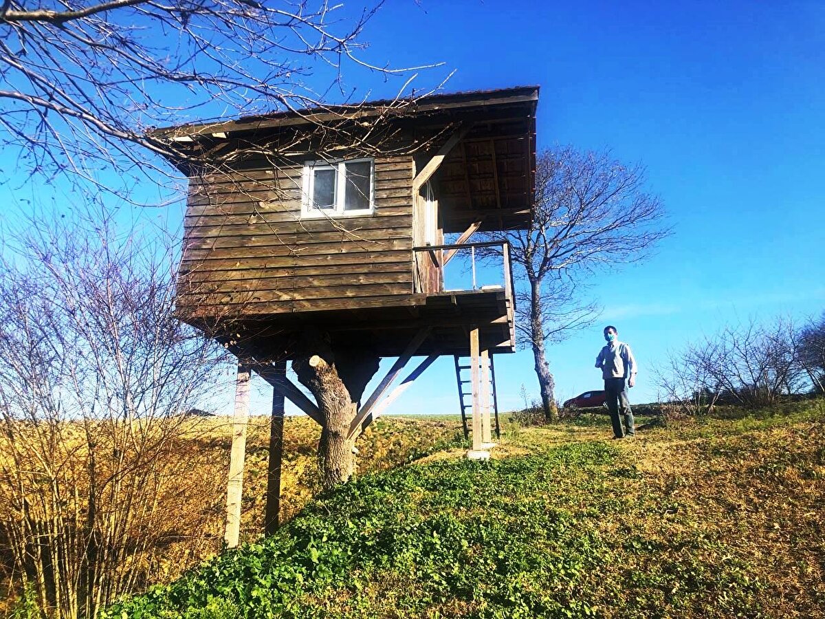 Kurumuş ağacı değerlendirmek amacıyla ağaç ev yapan Erdoğan Özmen, "Ahşap ustası olduğum için evi kolaylıkla inşa ettim. Ahşap evin önüne de balkon yaptım. Fındık sezonunda çocuklarımız ile buraya geldiğimizde bu evi kullanıyoruz ve çocuklarım burada rahat ediyor.