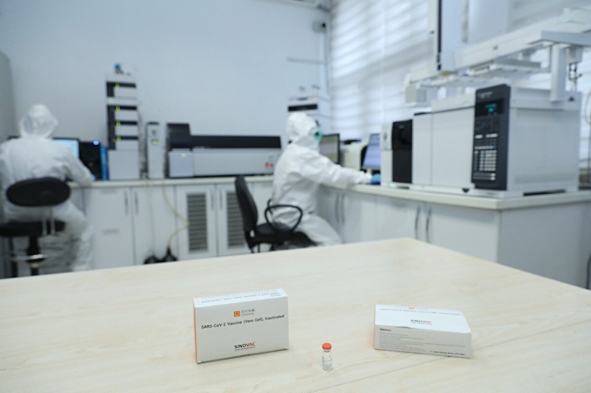 Analizler ile aşının raf ömrü boyunca firma tarafından tanımlanan koşullarda saklanması ve uygulanması halinde sahip olması beklenen kalite, etkililik ve güvenilirliğinin kontrolü yapılıyor.
