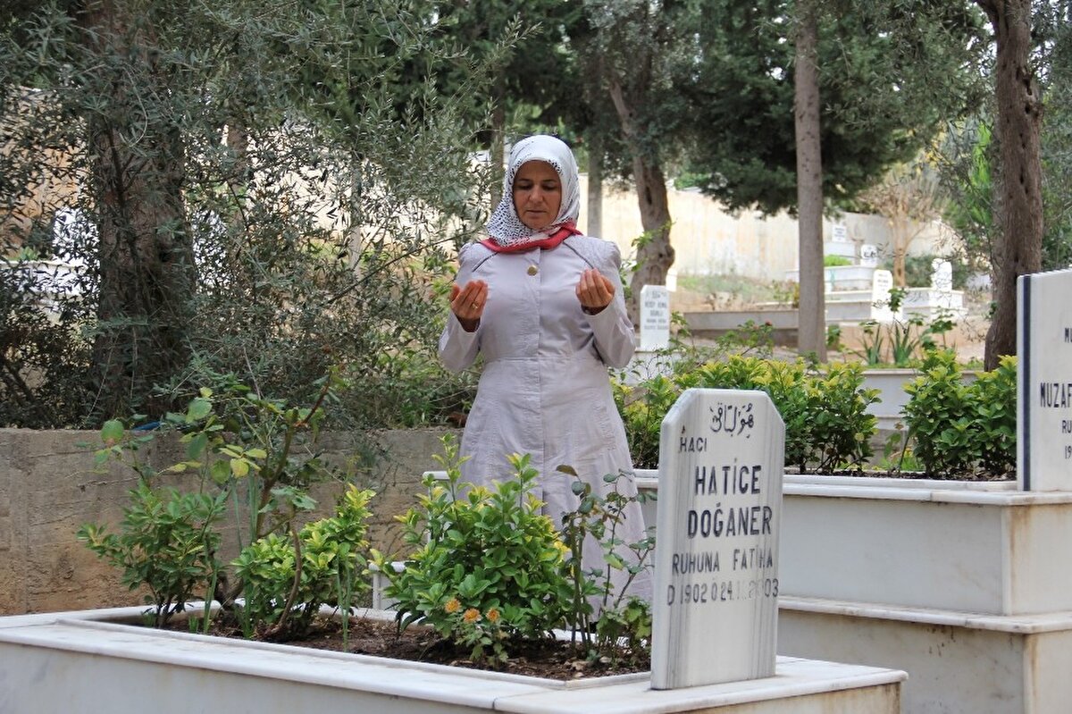 Kayınvalidesini de yıkadığını ve bunun çok farklı bir duygu olduğunu dile getiren Bozkurt, “Çok farklı bir duygu, zor bir durum; tabi annen yanında. Ama onu yapabilmek de çok güzel bir şey; acılısın ama bir hizmet yapıyorsun” şeklinde konuştu.
