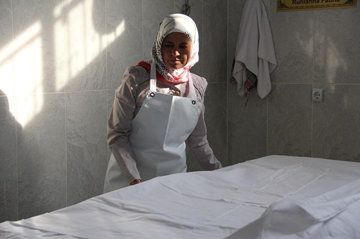 Mezitli Belediye Başkanı Neşet Tarhan’ın göreve başlamasının ardından Mezitli Mezarlığında çalışmaya başladığını dile getiren Bozkurt, yaptığı işin çok zor olduğunu, ancak mesleğini sevdiğini vurguladı. Özellikle işinin duygusal yükünün ağırlığına dikkat çeken Bozkurt, bugüne kadar binlerce ölü yıkadığını belirterek, etkilendiği ölümleri şöyle anlattı: