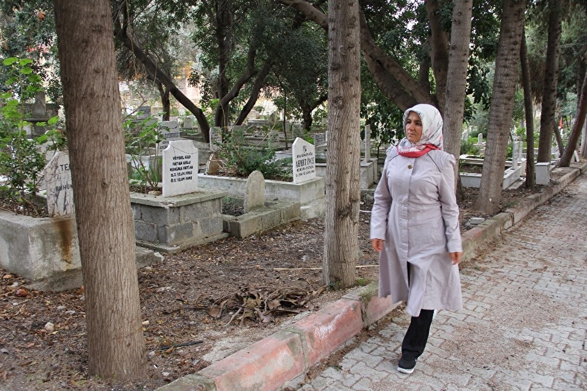 Mesleğini sevdiğini ve herkesin yapmasını istediğini belirten Bozkurt, “Bu, hepimizin yapması gereken bir farz-ı kifaye. Bazılarının yapmasıyla bazılarının üzerinden o sorumluluk düşüyor. Zor ama bunun yapılması gerekiyor. Ben severek yapıyorum. Bebekleri seviyorum. Bazı cenazeler çok kararmış oluyor, bazılarının da vücudu çok güzel, o anda rahata ermiş, sana gülüyor gibi. Hatta bir gün elimi tutan bir cenaze oldu. Elini yıkarken katlanıverdi ve elim içinde kaldı. Nasıl olduğunu anlamadım. ‘Acaba yaşıyor mu? Bir yanlışlık mı var?’ diye baktım, kalp atışını dinledim ama yaşamıyordu. Bir gün de bir anneyi yıkadım, kefenledim, güzelce örtüsünü bağladım ve çocuklarını çağırdım. Çocukları anneleriyle vedalaşıp çıktılar, baktım gözünde bir damla yaş var. Böyle ilginç anlar da yaşadığım oluyor” ifadelerini kullandı.
