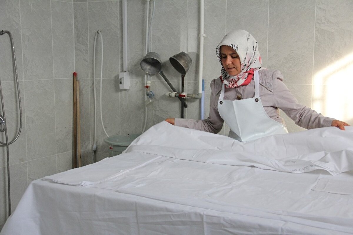 “Çocuklar, gençler, gençlerin intiharı, kazalarda ölenler etkiliyor beni. Mesela düğün davetiyesini dağıtmaya giden gençlerin ikisi de kazada ölüyor. Onu yıkadıktan sonra annesi ‘Gelinliğini giydir’ diye istekte bulunuyor. Bu çok etkiliyor insanı. Çok zor, sıkıntılı ama görevimizi hakkıyla yapmaya çalışıyoruz. Öbür tarafta da bunun sorumluluğu var bize. O anda görevimizi tam yapabilmenin mutluluğu oluyor ama üzülüyoruz da tabi. Beni en çok etkileyen bebeklerin, gençlerin ölümü. 20 yıldır yatalak olan bitkisel hayattaki birinin cenazesi de çok etkilemişti. Kafasının yarısı çürümüştü ve yaşarken vücudu kurtlanmıştı. Onu yıkamıştım. Onun çektiği acıları düşününce tabi ki çok üzülüyorsun” ifadelerini kullandı.
