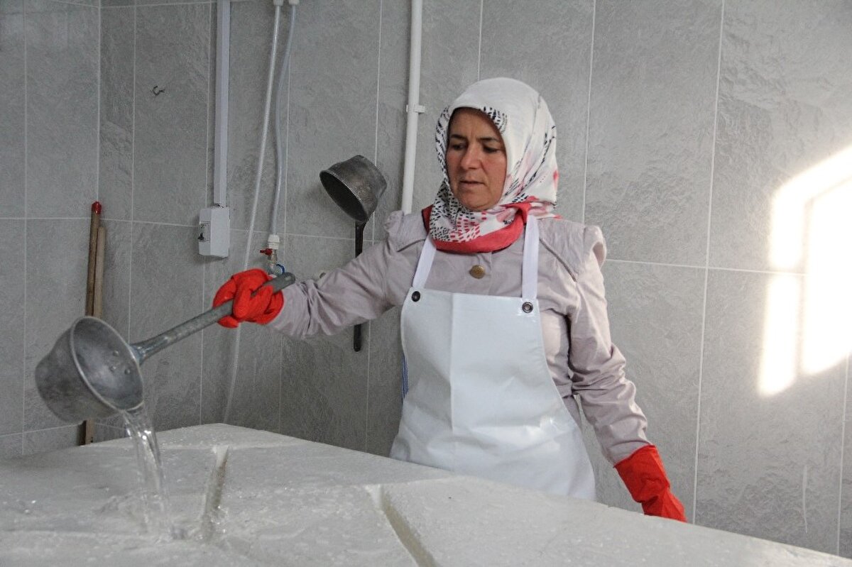 Kendisinin de rüyalarında yıkadığı cenazeleri gördüğünü ama çok güzel gördüğünü anlatan Bozkurt, “Bazı yıkadığım cenazeler rüyalarıma girebiliyor. Rüyalarımda bazen bana cenazeler hediye de getiriyorlar. Bir gün cenazesini yıkadığım bir teyze rüyama girdi. Bana biri yeşil, biri kırmızı iki örtü getirmişti. Canlı gibiydi. Aldım, koydum. Sabah kalktım, örtüleri koyduğum yere baktım. Gerçek gibiydi. Korkmadım, korkmuyorum böyle şeylerden. Çok güzel, ben alıştım, işimi seviyorum” dedi.
