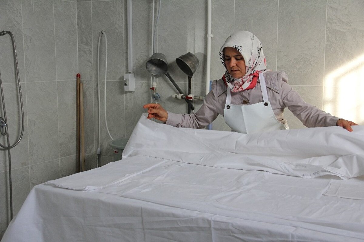 Akşam eve gittiğinde, gece yatağa başını koyduğunda o görevi yapmanın huzuru ve mutluluğunu yaşadığını söyleyen Bozkurt, “Ama özellikle genç yaşta vefat edenlerin annelerinin yaşadıklarından çok etkileniyoruz. Biz de onlarla birlikte ağlıyoruz. Bebekleri, anneleri yıkıyoruz. O bebeklerin annelerini, o annelerin çocuklarını görüyoruz ve üzülüyoruz. Zor bir durum” şeklinde konuştu.
