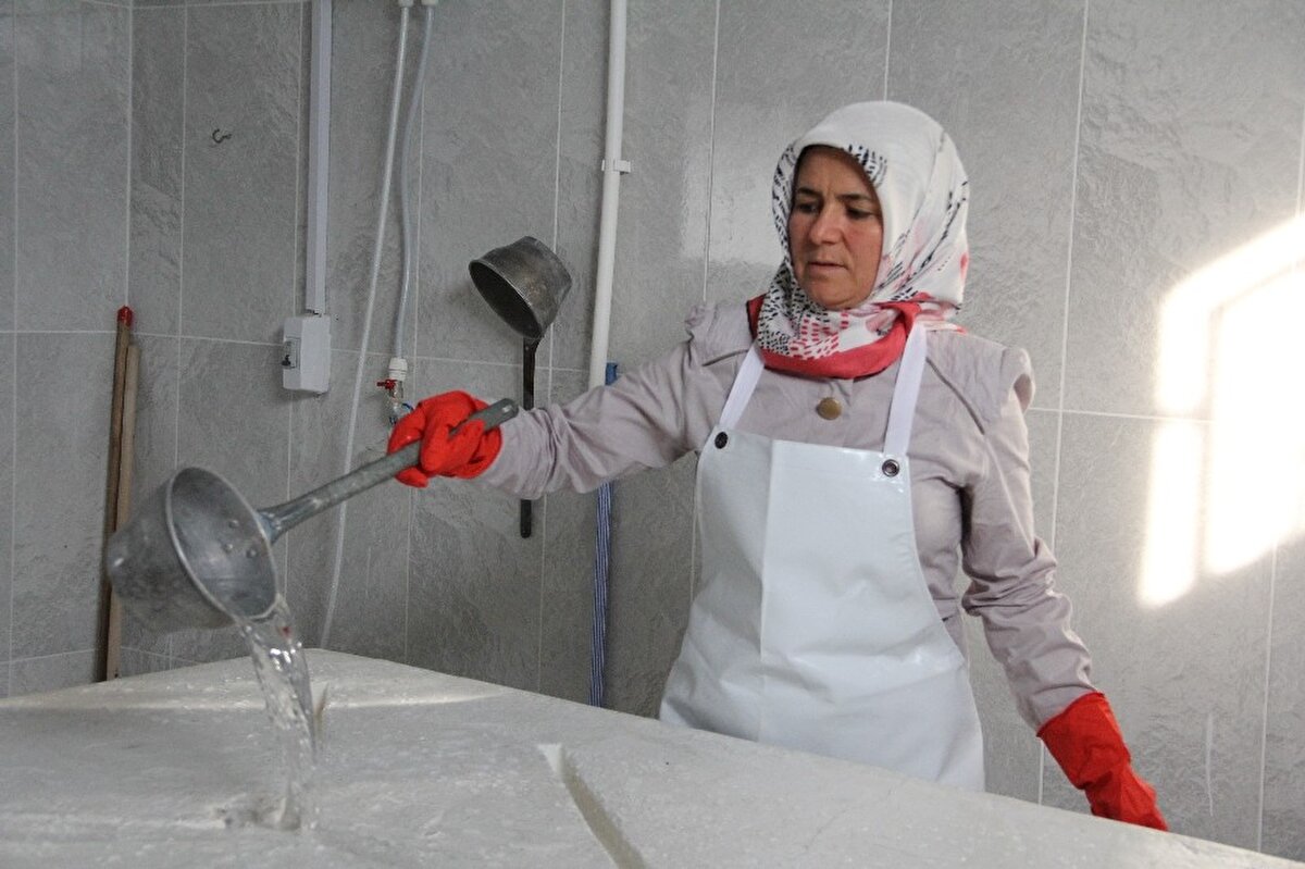 Herkesin korktuğu, kimsenin cesaret edemediği işi yapan gassal Emine Bozkurt, 25 yıldır ölüleri yıkayıp son yolculuklarına uğurluyor. Babası da bir gassal olan Bozkurt, mesleği babasından öğrendikten sonra 20 yaşında hayır için cenaze yıkamaya başladı.
