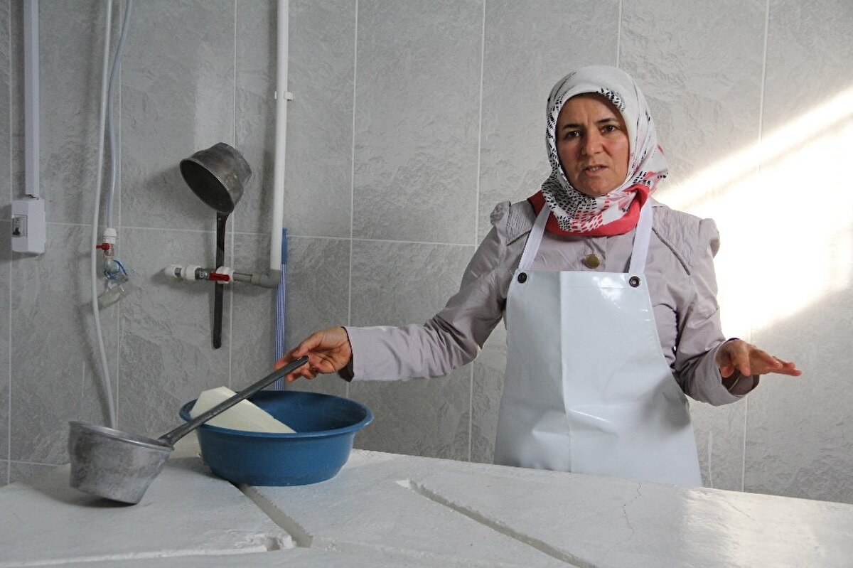 Mesleğiyle ilgili yakınlarının, etrafındakilerin tepkilerini de paylaşan Emine Bozkurt, “Benden herkes korkuyor. ‘Nasıl yapabiliyorsun’ diye soruyorlar. Bazıları yanımdan kalkıp gidiyor. Ama ben yine de birçok kişiye cenaze yıkamayı öğrettim. Öğrettiğim birisi çok istemişti ama ‘Cenaze geldi, sabaha kadar yanımda oturdu. Kapılar, pencereler açılıyor, nereye baksam orada cenazeyi görüyorum. Ben yapamayacağım’ dedi. Uyuyamamış sabaha kadar” diye konuştu.

