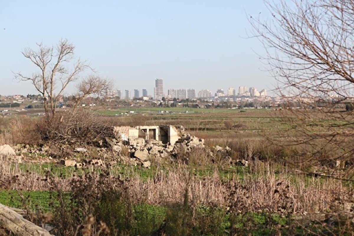 Bu oran 2020 yılında yüzde 39.31, 2019 yılında yüzde 86.86, 2018 yılında ise yüzde 65.51 olarak kayıtlara geçmişti. Kuraklığın en net görüntüsü, İstanbul’un en önemli su kaynaklarından olan Büyükçekmece Gölü’nün havadan çekilmesiyle gözler önüne serildi.