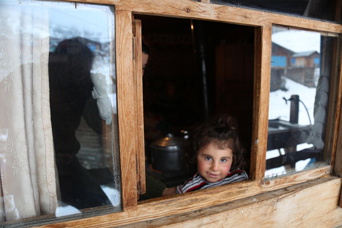 Kış ayları zorlu geçtiği için sonbaharda hazırlıklarımıza başlıyoruz. Bize 6 ay yetecek gıda stokumuzu hazırlıyoruz. Ancak artık eskisi gibi kar yağmıyor. Ayrıca hayvancılık ve ev pansiyonculuğu da yapıyorum. Yerli ve yabancı turistlere, yerel rehberlik hizmeti veriyorum” dedi.