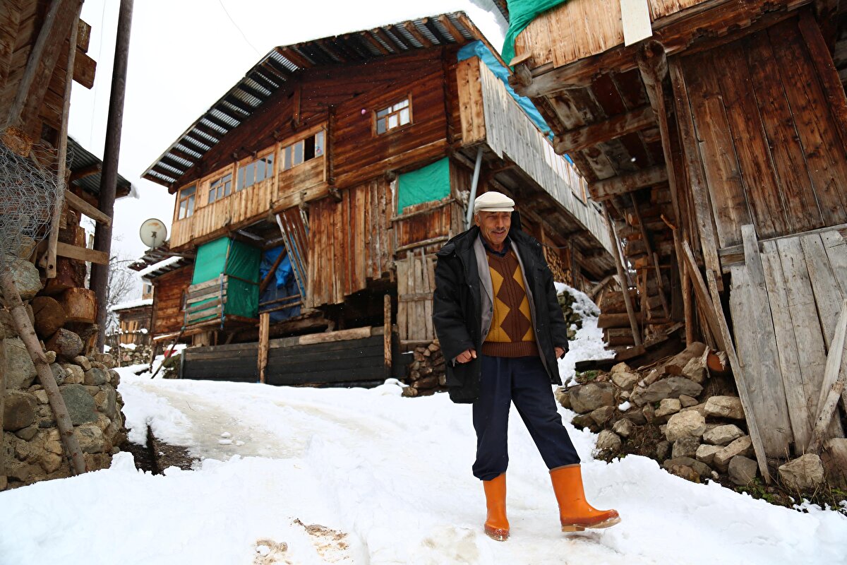 Sokak aralarında sohbet eden zaman zaman ateş başında türküler söyleyen Maden köyü sakinleri, eski günlerine dönmek için salgının bitmesini bekliyor.