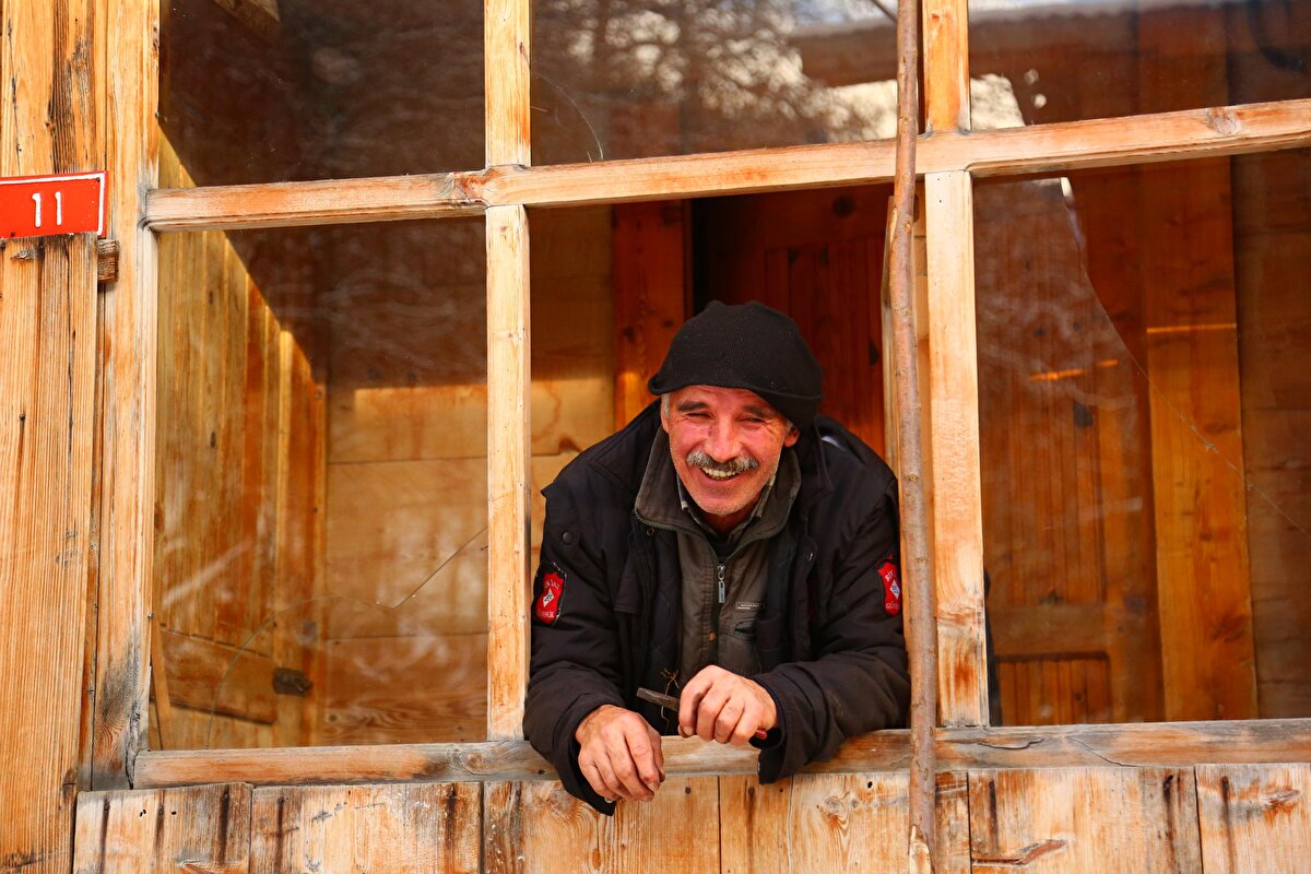 55 yıldır köyde yaşadığını anlatan Fikri Yazar, "Sadece askerlik görevini yapmak için köyden ayrıldım. Köyümüzde mutlu ve sağlıklı bir hayat yaşıyoruz. Kendi ürettiğimiz doğal ürünlerle besleniyoruz, köyümüzün rakımı oldukça yüksek ve kış sert geçiyor, buna rağmen üşümüyoruz.