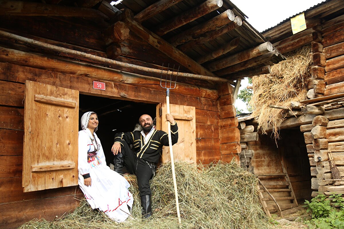 Başka türlü burada kış geçmez, bu köyde kış 6 ay sürüyor. Eskiden çok fazla kar yağardı ama şimdi yağmıyor, yine de tedbiri elden bırakmıyoruz. Evimizde her türlü zor koşulda bizi 6 ay besleyecek kadar yiyecek stokumuz var” diye konuştu.