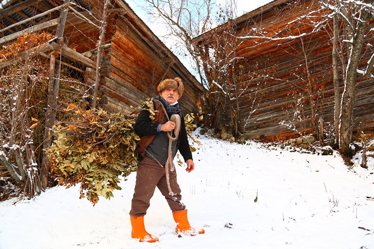 Tamamen doğal ürünlerle beslenen köy halkı, atalarından öğrendikleri gelenek ve göreneklere de sıkıca bağlı yaşıyor.