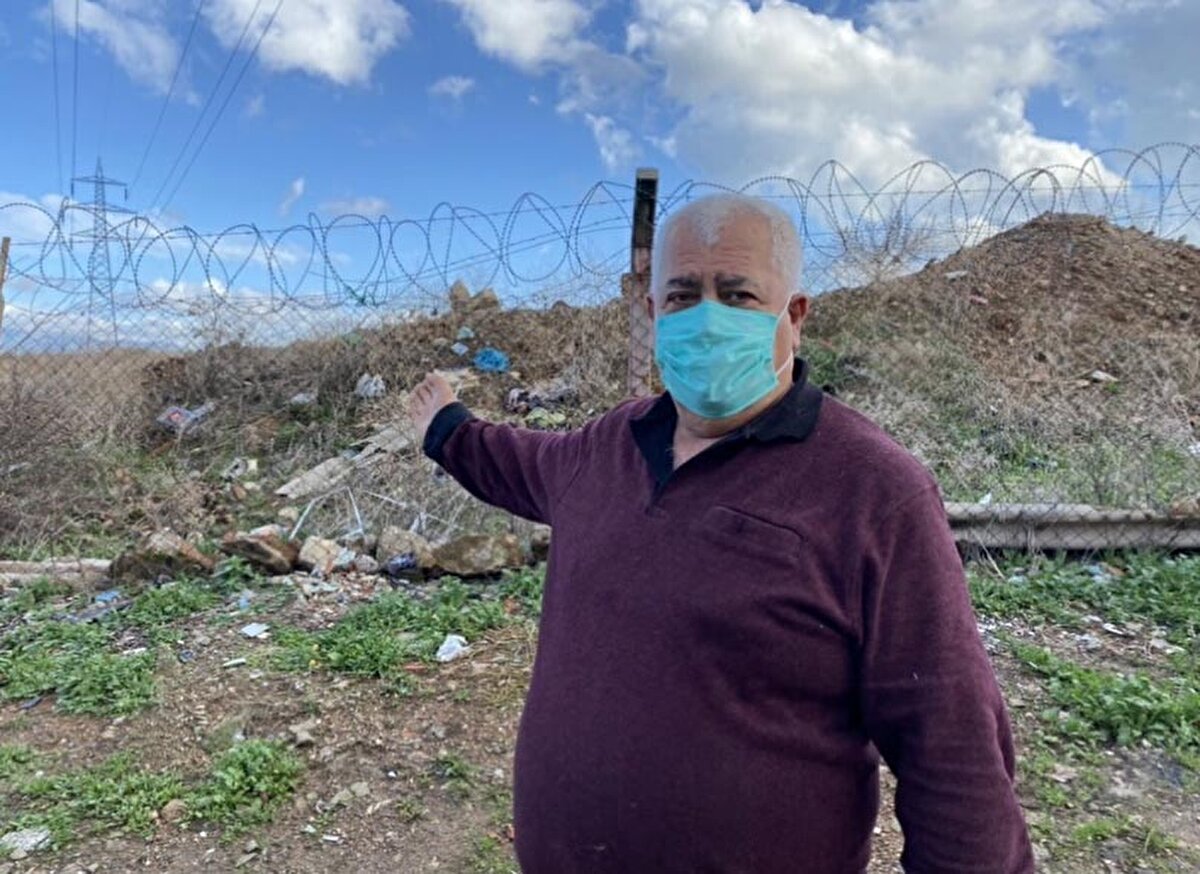 Kış aylarının gelmesiyle yağışlar çoğalınca topraktaki aktif atıkların zaman zaman alevlenmesi yöre halkını tedirgin ediyor. Çevre ve Şehircilik Bakanlığı'nın 2013 yılında, radyoaktif atıkları, toprağa gömdüğü için 5,7 milyon lira ile Türkiye'deki en yüksek çevre cezasını kestiği fabrika, faaliyetine İzmir'in Torbalı ilçesinde devam ederken, uzmanlar, fabrikanın geride bıraktığı atığın yarattığı olumsuzluklara dikkat çekiyor.
