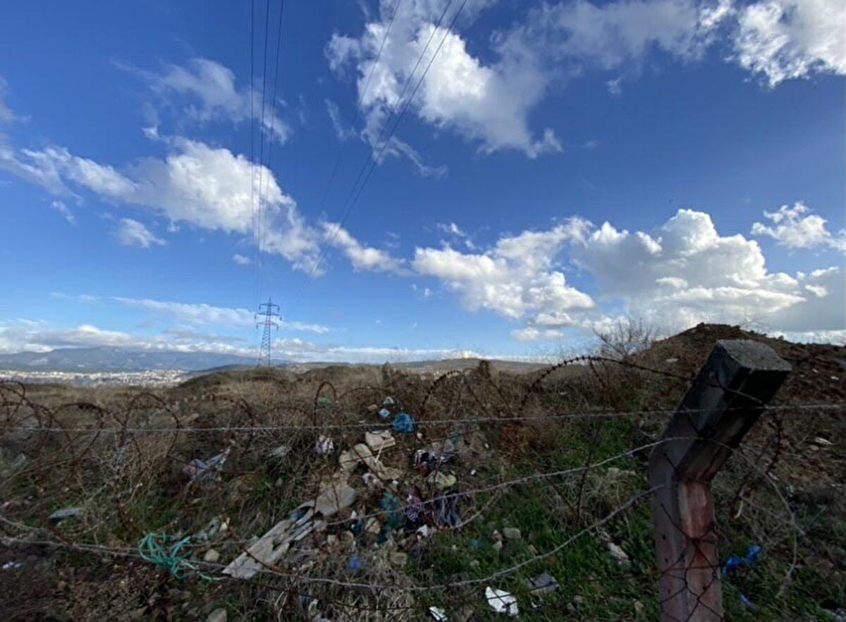 Gaziemir ilçesindeki 'İzmir'in Çernobil'i' olarak bilinen, yıllar önce kapatılmasına rağmen toprağa gömülü radyoaktif maddeler nedeniyle zehir saçan eski kurşun fabrikasındaki tehlike sürüyor.
