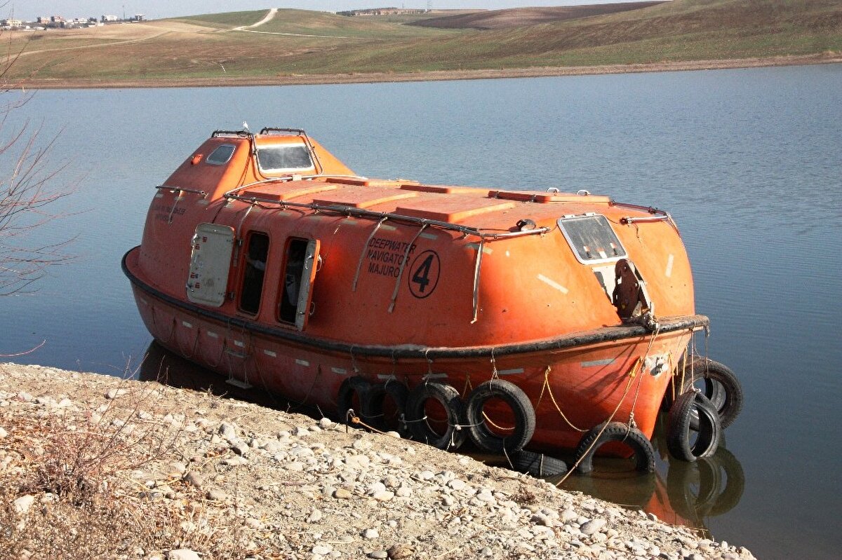2014'te tırla bu filikayı buraya getirdik. Bu filika ile hem öğrencileri hem de vatandaşları taşıyoruz. Hastaları karşıdan karşıya getiriyoruz, bunu ücretsiz yapıyoruz. Kışın sis olduğu zaman barajda yön bulamıyor, karşıya geçmek zor oluyor. Bazen barajın üzerinde saatlerce kaldığımız oldu, günde bazen ortalama 10 sefer yapıyoruz. Filika da 69 emniyet kemeri var, bir kişi bile olsa sefer yapıyoruz.