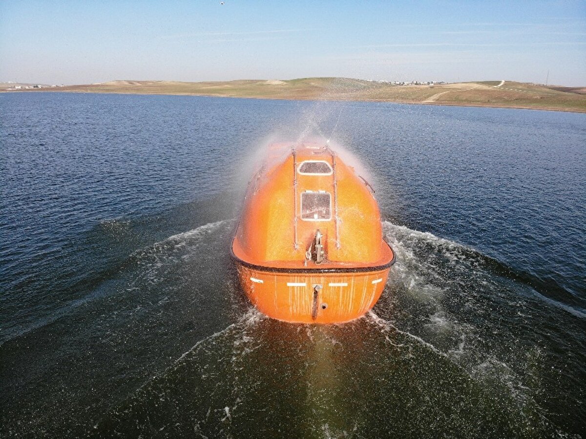 Gölün üstünde aynı anda 69 kişiyi taşıyabilen ve hasta ile öğrencilerin eli kolu haline gelen denizaltı filikası ücretsiz hizmet veriyor.