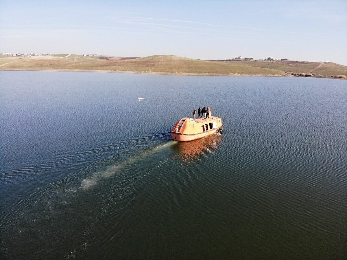 İzmir'den getirilen denizaltı filikası mahalle ve mezraları birbirine bağladı. Görenleri hayrete düşüren denizaltı ile gölün altından gitmeye korkan mahalle sakinleri aracı denizaltı filikasına çevirdi.