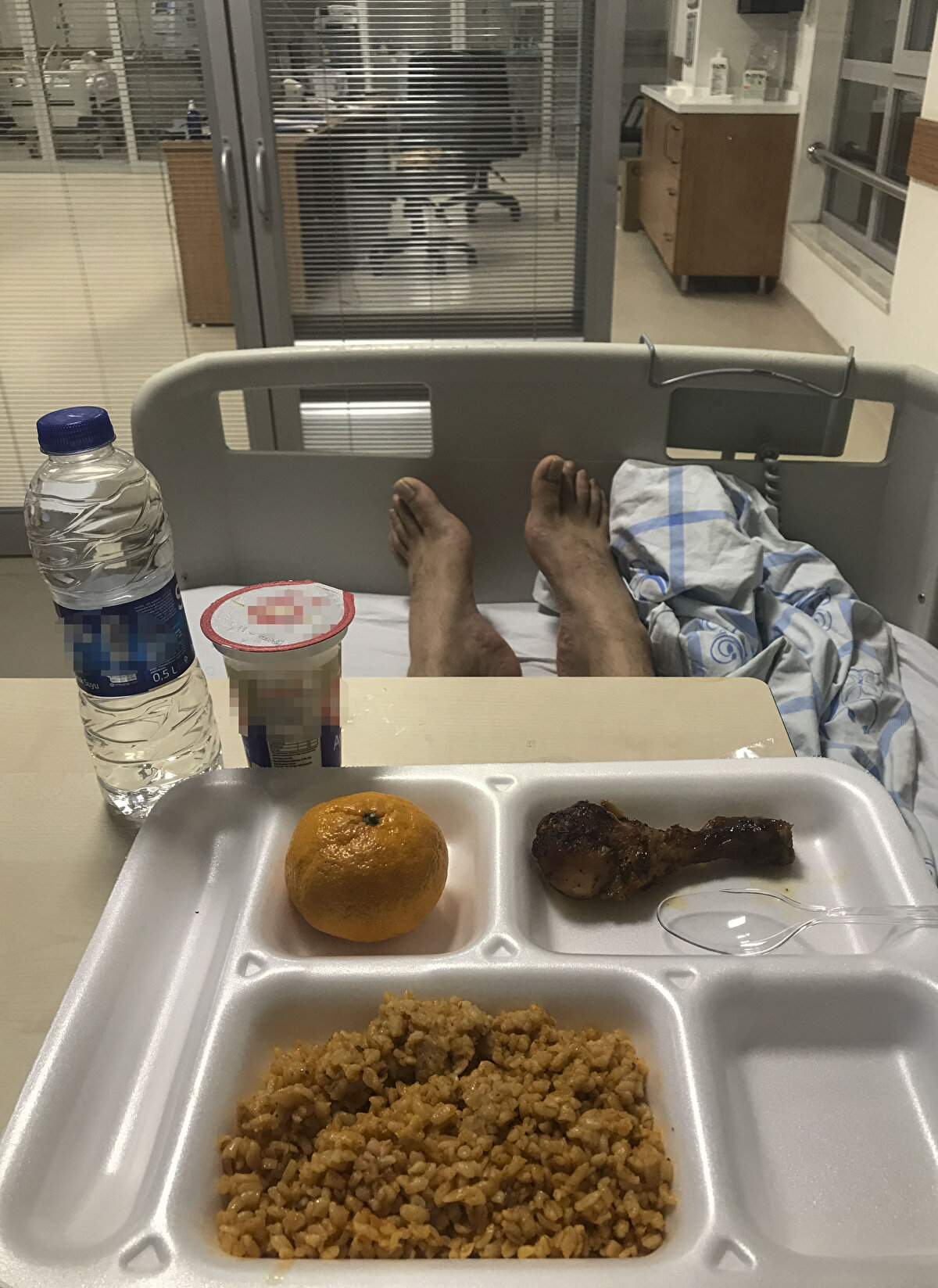 Aydoğan, yoğun bakımdan çıkmasına birkaç gün kalana kadar çay içemediğini dile getirerek, "Malum toplum olarak çaya oldukça düşkünüz. Ben de günlük hayatta sık çay tüketen biriyim. Yoğun bakımdan yataklı servise alınmadan birkaç gün önce hemşire hanım, kendileri için demledikleri çaydan küçük bir pet şişeye doldurup bana getirdi. Büyük bir keyifle yudumladığım, belki de bana şifa olan o çayın tadını hayatım boyunca unutmayacağım." dedi.