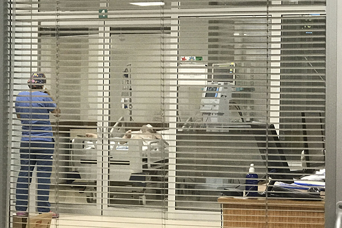 Hastalığın verdiği tahribatı, kendimi fotoğraflayarak insanlara göstermek istedim. Zaman zaman da yaşadığım zorlukları not aldım. Kimi zaman hastane odasında bana arkadaş olan güvercinleri beslediğim anları kimi zaman da kendi beslenme anımı fotoğrafladım. Taburcu olana kadar gücüm oldukça fotoğraf çektim."