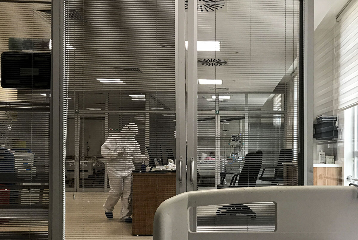 Aydoğan, bir gece yoğun öksürük ve nefes darlığı şikayetleri de başlayınca hastalığının 7'nci gününde 112 Acil Çağrı Merkezini aradığını ifade ederek, "Çocukluğumuzda ambulansa 'hızır acil servis' derlerdi. Henüz gün ağarmamıştı, kapımdaki genç sağlık çalışanı o gün benim Hızır'ım oldu. Sağlık çalışanı, yanında getirdiği oksijen tüpüyle neredeyse yarısını kaybettiğim solunumuma geri kavuşturdu beni. Onun sayesinde akciğerlerime oksijen gitmeye başladı." dedi.