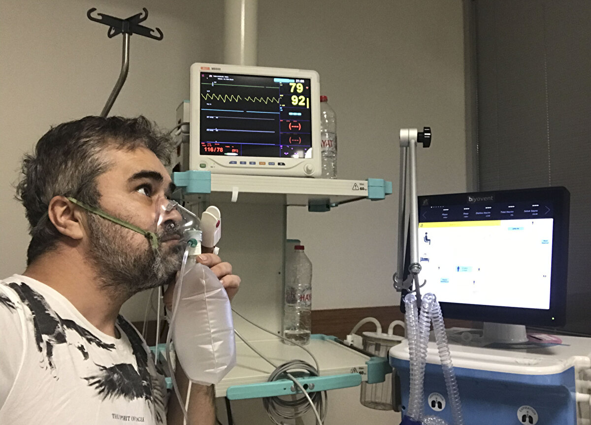 Evindeki karantina sürecinde semptomlarının arttığını anlatan Aydoğan, "Evde istirahat etmeme ve filyasyon ekibinin getirdiği ilacı düzenli olarak kullanmama rağmen durumum düzelmedi. Ne denediysem ateşim bir türlü düşmedi. Evimin yakınında bulunan özel bir hastaneyi telefonla aradım ve durumumu anlattım. Hastaneye gidersem beni kabul edip etmeyeceklerini sordum. COVID-19'lu hasta kabul etmediklerini ancak 2 bin lira karşılığında eve sağlık ekibi gönderip serum ve ateş düşürücü tedavi uygulayabileceklerini ifade ettiler." diye konuştu.