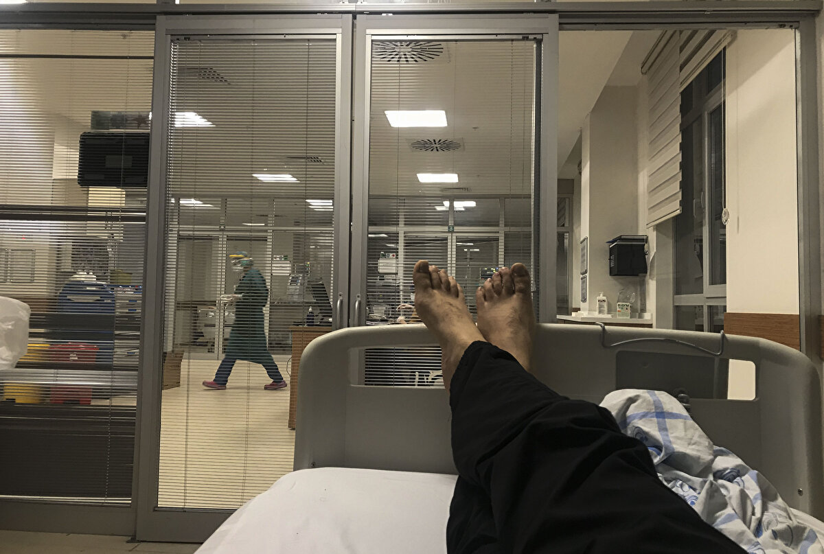 COVID-19 nedeniyle hastane yattığı günlerde bile aklında hep mesleğinin olduğunu belirten Aydoğan, şunları kaydetti: "Bir yandan hastalıkla mücadele ediyorsunuz ancak akılda gazetecilik olunca, tarihe not düşme konusunda içinizdeki karşı konulmaz sese çaresiz teslim oluyorsunuz. Mesleğimin verdiği refleksle yanımdaki cep telefonumla tedavi sürecim boyunca çeşitli anları fotoğraflamaya başladım. Otoportrelerimi çekmeye başladım...