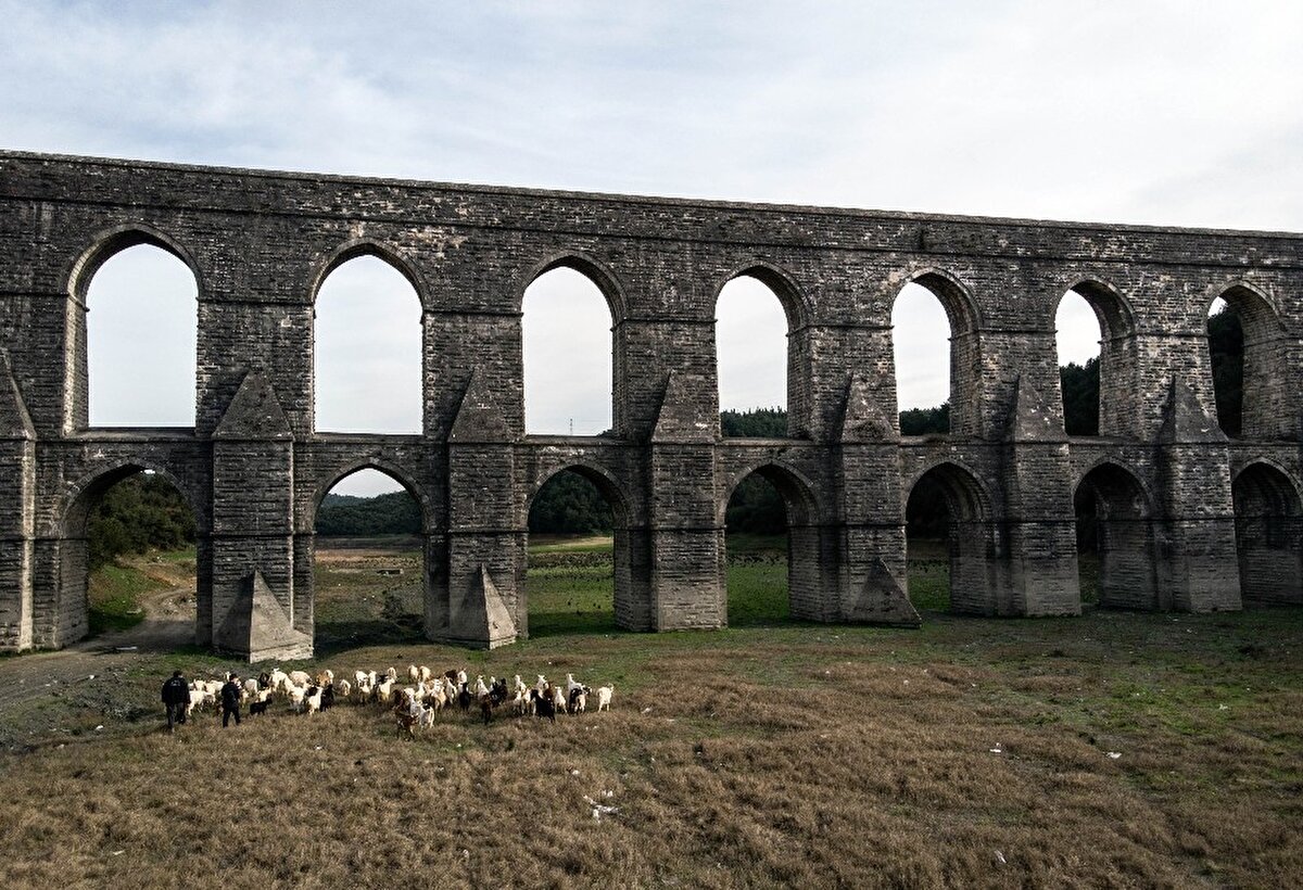 Suların büyük kısmının çekildiği Alibeyköy Barajı’nın son durumu ise havadan görüntülendi.
