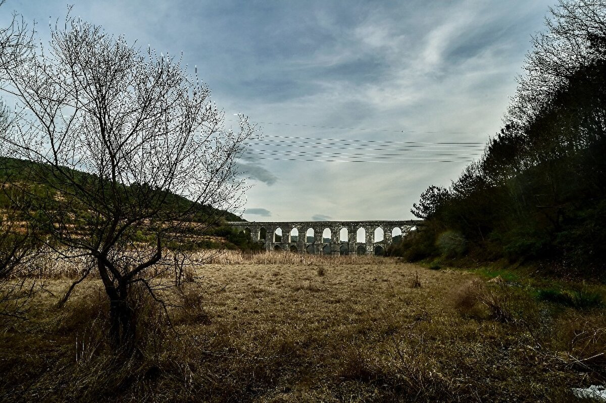 Suların tamamen çekildiği Mağlova Kemeri’nde eskiden balıklar yüzerken, artık koyunlar otluyor.
