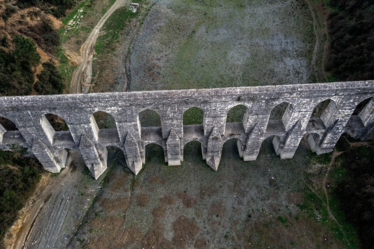 Suların çekildiği alanda kurumuş ağaçlarla çölü andıran görüntüler, korkunç tabloyu gözler önüne serdi.
