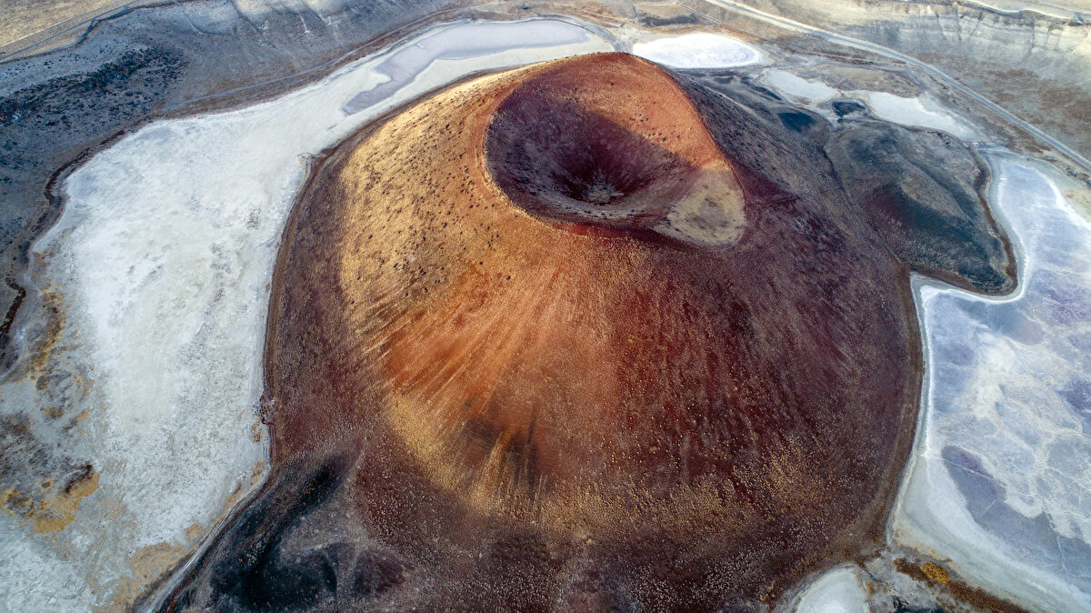 "Meke Gölü haritadan silinecek noktaya geldi. Gölümüzün kurumasına çok üzülüyoruz. Meke Gölümüz dünya harikası bir göldü. Bu bölgede çok sayıda su kuyusu var. Tabi 'Hazıra Hasan Dağı dayanmaz'. Yer altı sularını yükseltmek için dış havzalardan su getirilmesi gerekiyor. Buraya gelip Meke Gölü'nün halini gördükçe çok üzülüyoruz. Bütün Karapınar halkı üzülüyor. Meke Gölü'nün eski canlılığına kavuşmasını istiyoruz."