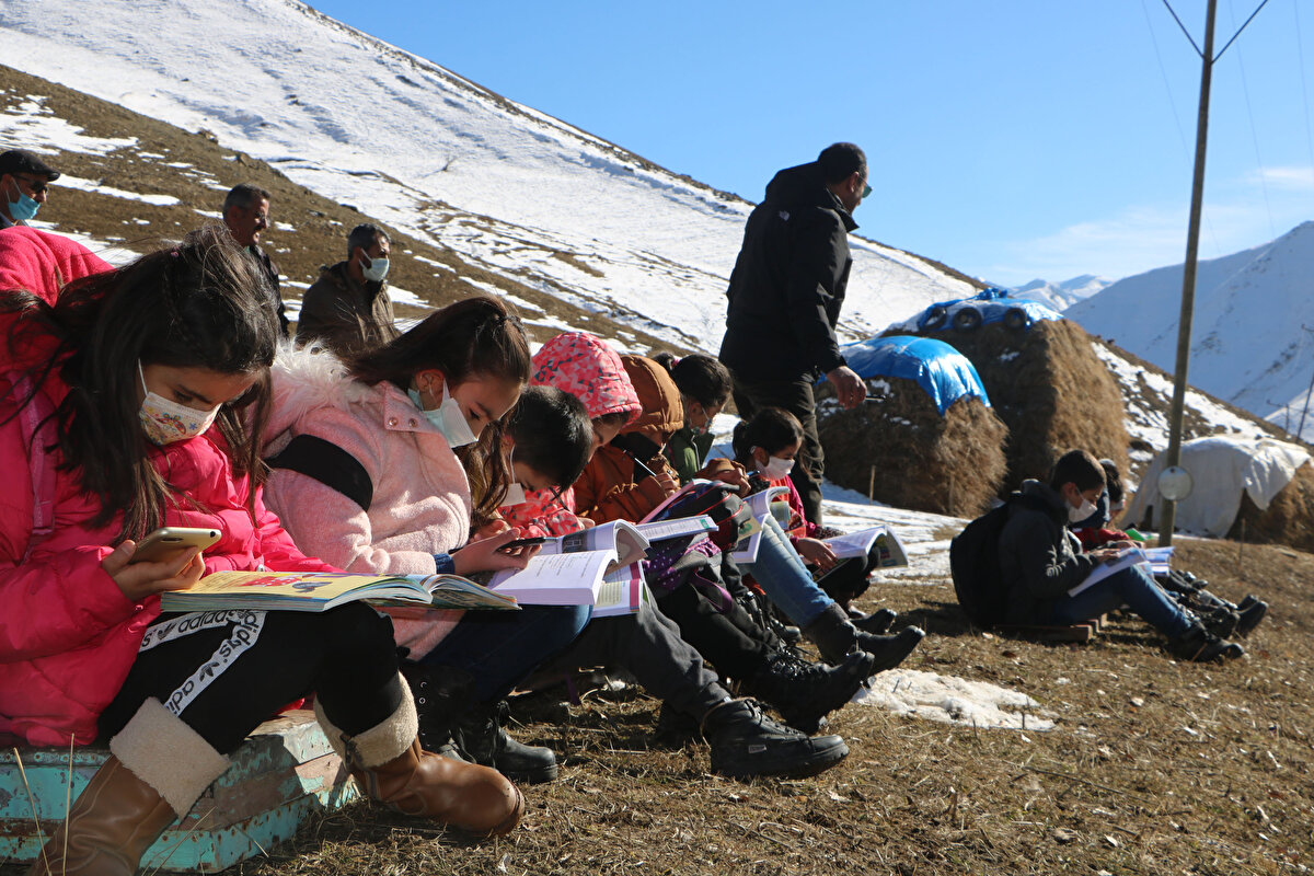 Öğrencilerden Rojbin Tekin ise "Emrah ağabeyimiz tepsi ve çanak antenle bize internet ulaşımı sağladı. Derslerimiz olduğu zaman buradan yararlanabiliyoruz. Sağladığı katkılardan dolayı kendisine teşekkür ediyoruz" diye konuştu.