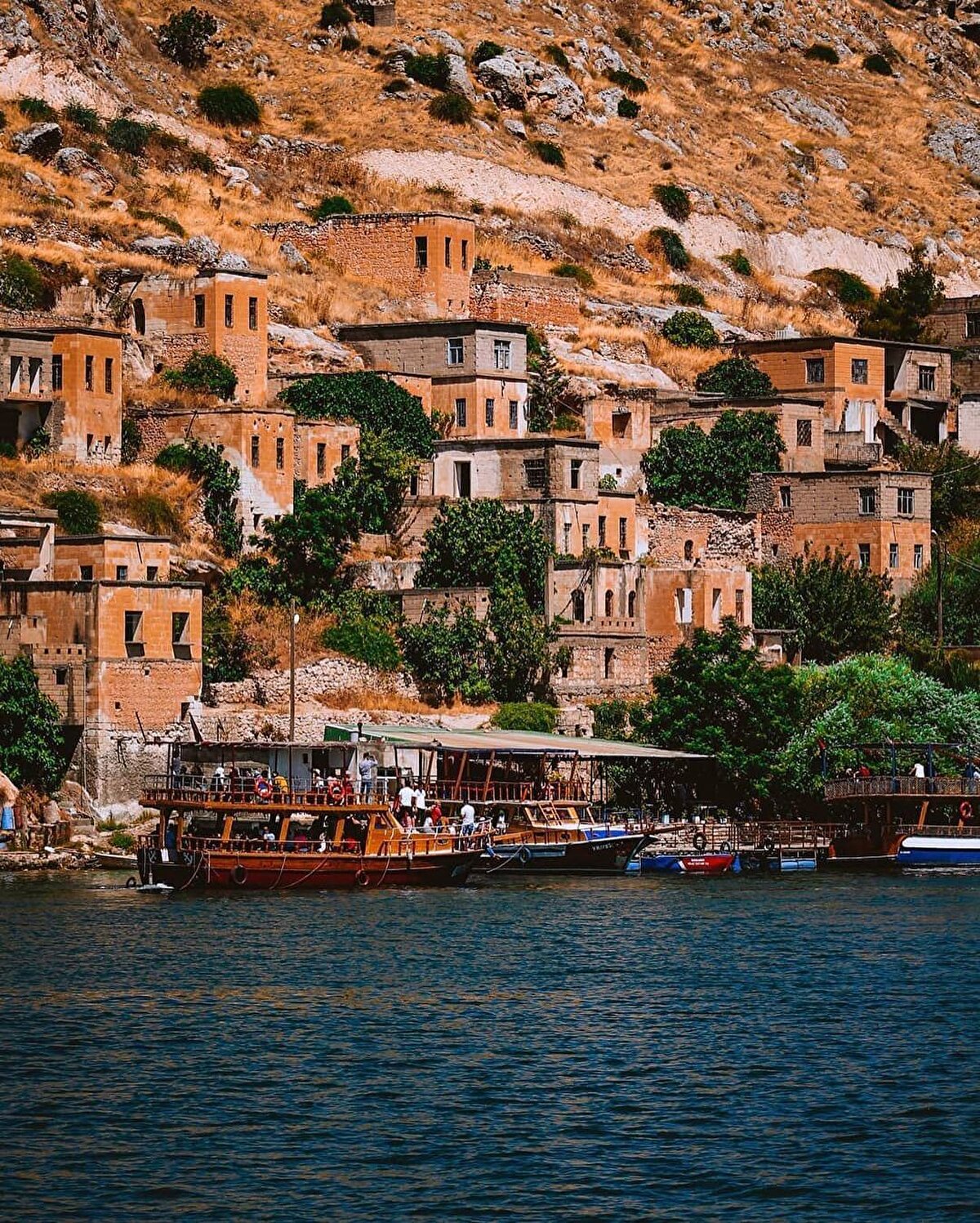 Şehir 11.500 yıllık tarihi süreç içerisinde Ebla, Akkad, Sümer, Babil, Asur, Hitit, Hurri-Mitanni, Arami, Med, Pers, Makedon, Roma, Bizans gibi pek çok uygarlığın egemenliği altında yaşamıştır. 1094 yılında Büyük Selçuklu hâkimiyetine girmiştir.