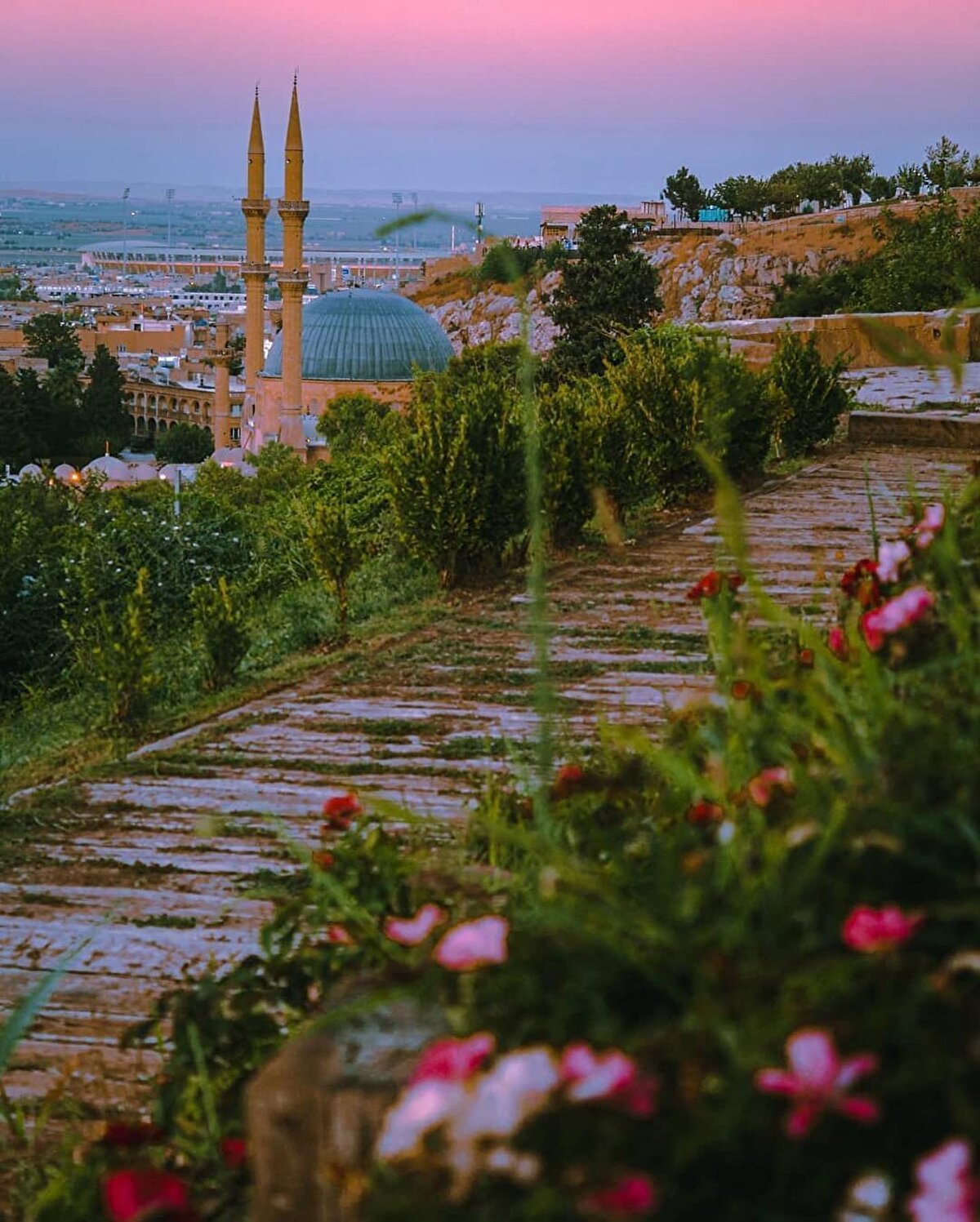 📍Balıklıgöl'ün kuzeyinde yapılan bir keşif sonucunda Urfa kent merkezinin tarihinin Çanak-Çömleksiz Neolitik Döneme, M.Ö. 9500'e kadar uzandığı görülmüştür.