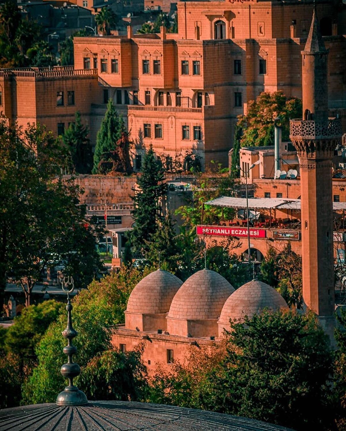 M.Ö. 11.000 yıllarında kullanılan Göbeklitepe Höyüğü, dünyanın bilinen en eski mabetinin bulunduğu yerdir. Urfa şehri Kur'an, İncil ve Tonah (Eski ahitTevrat)'ta geçen İbrahim peygamberin doğum yeri olarak kabul edilir. Ayrıca Hazreti Eyüp'ün de (İncil ve Eski ahitte Job olarak geçer) doğum yeri olarak kabul edilir. ⠀