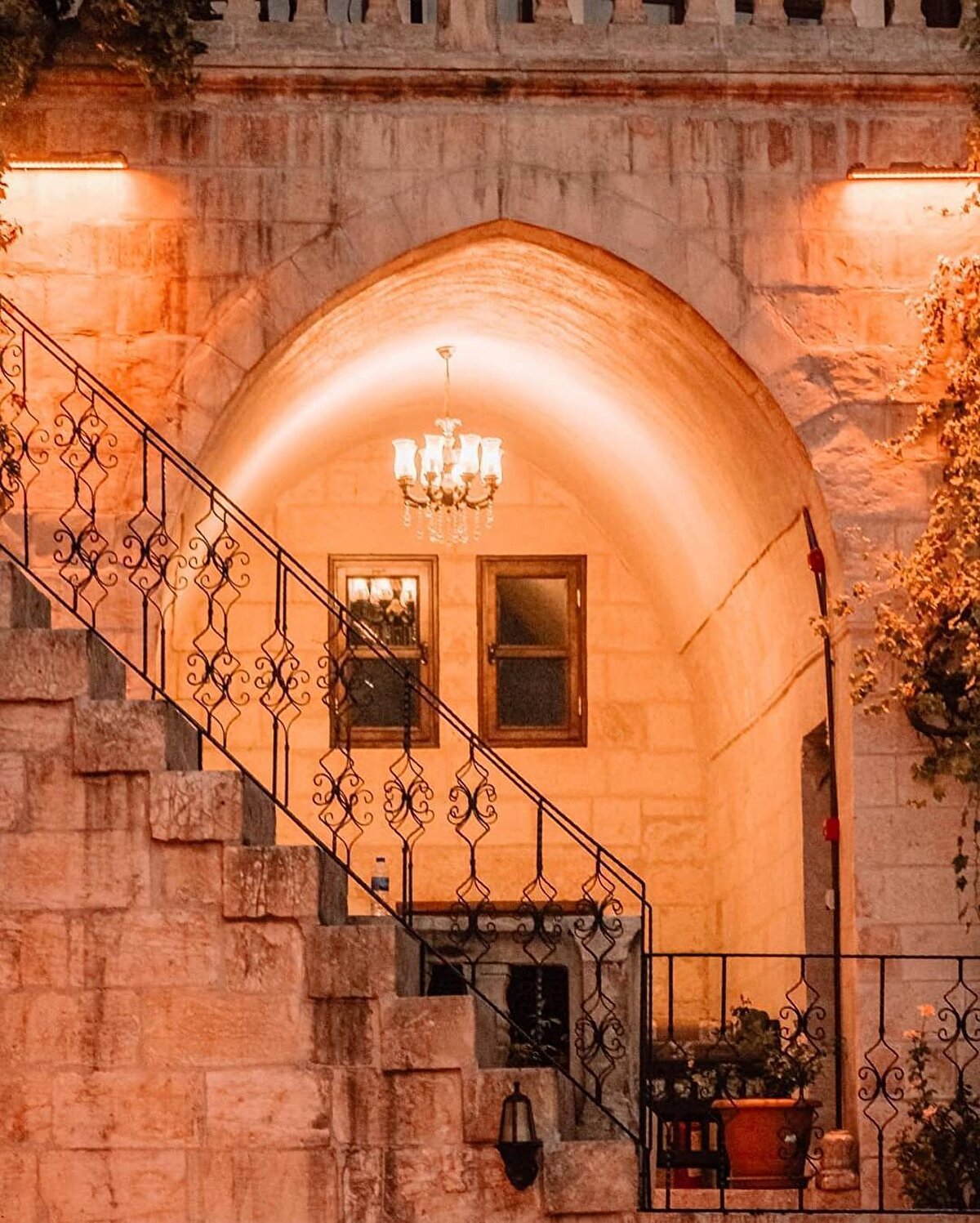 Kurtuluş Savaşı'nda halkın kendi çabasıyla Fransız işgalinden kurtulması üzerine şehrin adının başına şanlı sıfatı getirilmiş ve bu şekilde şehir Şanlıurfa ismini almıştır.⠀