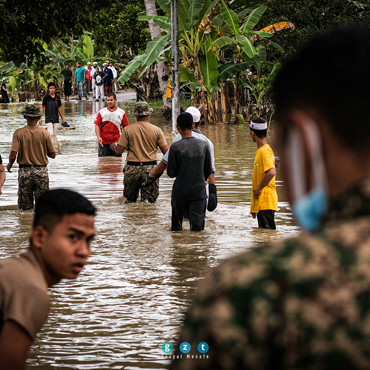 Malezya genelinde muson yağmurlarının yol açtığı sel baskınları nedeniyle evlerinden tahliye edilenlerin sayısı 20 bini geçti. Sel nedeniyle yaşamını yitirenlerin sayısının ise 3'e yükseldiği açıklandı. Selden en çok etkilenen Pahang eyaletinde gönüllüler vatandaşlara gıda yardımında bulundu. (Syaiful Redzuan - Anadolu Ajansı)