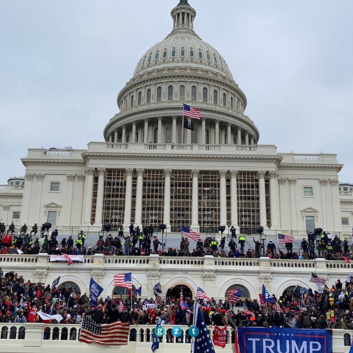 ABD'nin başkenti Washington'da Trump'a destek gösterisi düzenleyen bir grup protestocu, polis barikatını aşarak Kongre binasına girdi. (Tayfun Coşkun - Anadolu Ajansı)