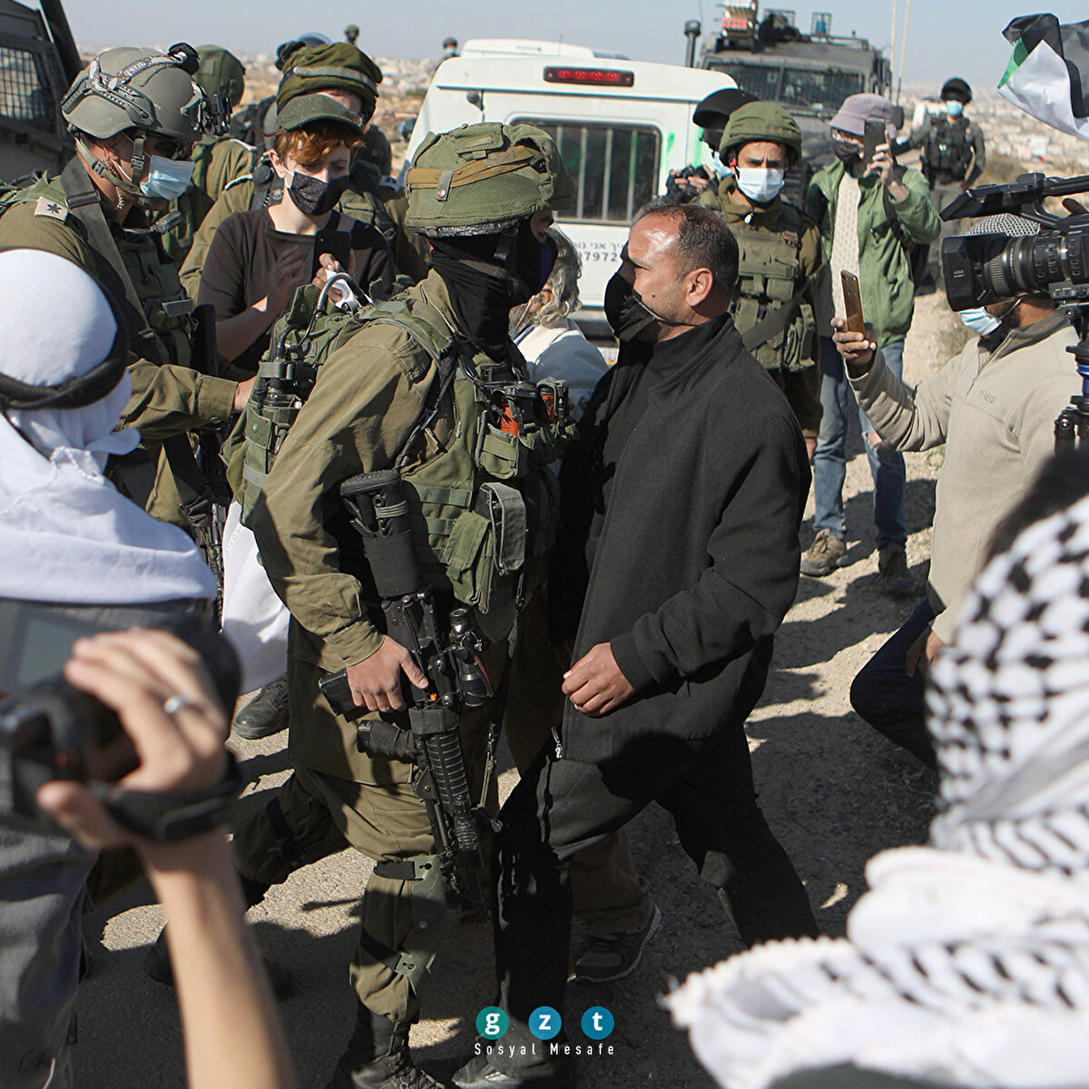 Filistinliler, Batı Şeria'nın Ramallah kenti yakınlarında yer alan Deyir Cerir beldesi kırsalındaki fanatik Yahudi yerleşimcilerin bir tepeye çadır kurarak, bölgeye yerleşmesine tepki amacıyla gösteri düzenledi. İsrail güçlerinin gösteriye müdahale etmesi üzerine göstericiler, taş atarak karşılık verdi. (İssam Rimawi - Anadolu Ajansı)