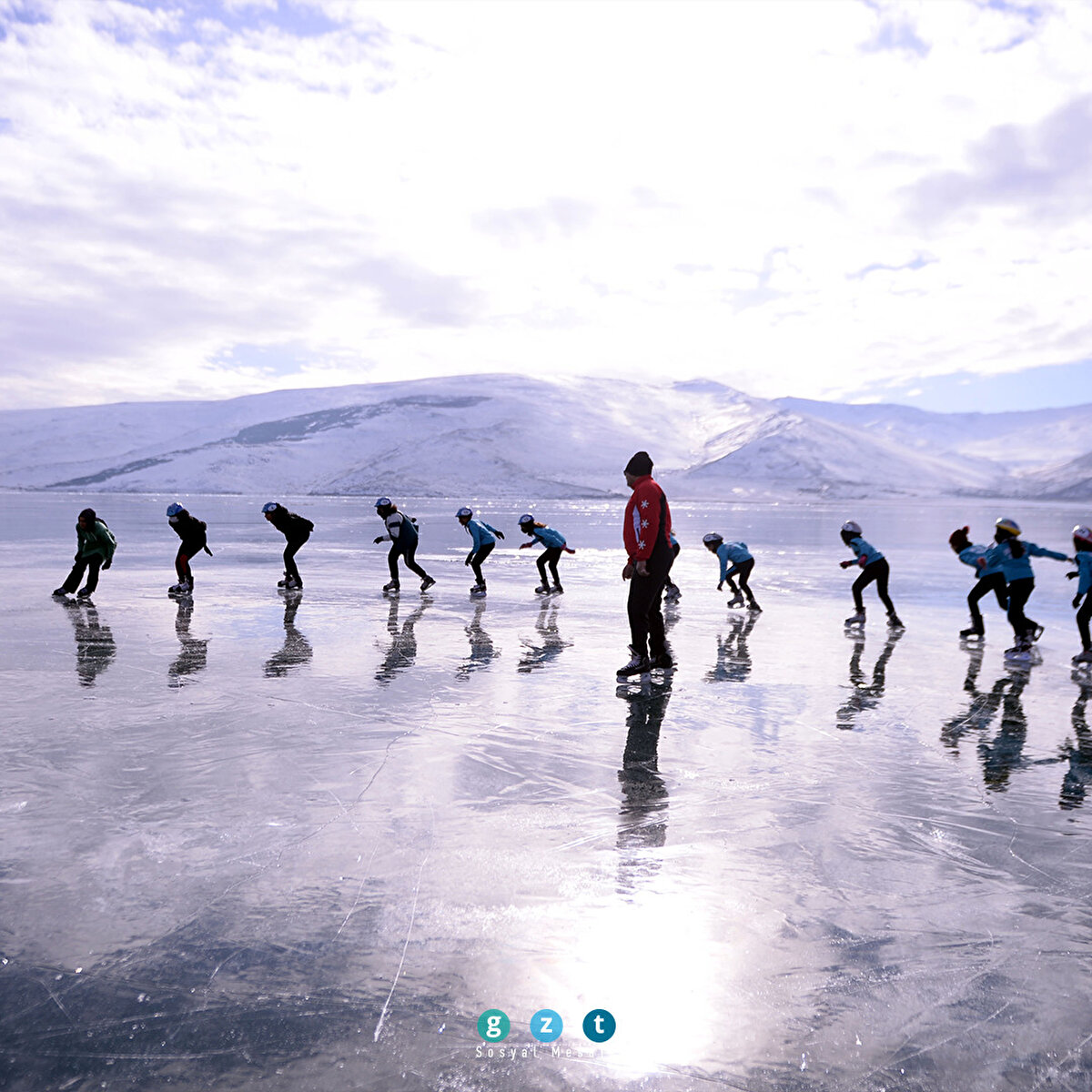 Ardahan'da dondurucu soğukların etkisiyle yüzeyi buzla kaplanan Çıldır Gölü'nde buluşan çocuklar, buz pateni yapmanın keyfini yaşadı. (Günay Nuh - Anadolu Ajansı)