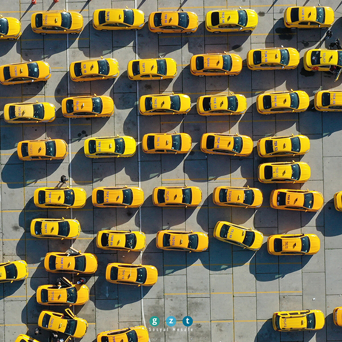 İstanbul’da yapılan taksi ücretlerine zam kararının ardından taksiciler, yılın ilk gününde taksimetrelerini güncellemek için sıraya girdi. Yenikapı’daki etkinlik alanına gelen taksiciler nedeniyle Yenikapı mevkisinden Laleli bölgesine kadar taksi sırası oluştu. (Muhammed Enes Yıldırım - Anadolu Ajansı)