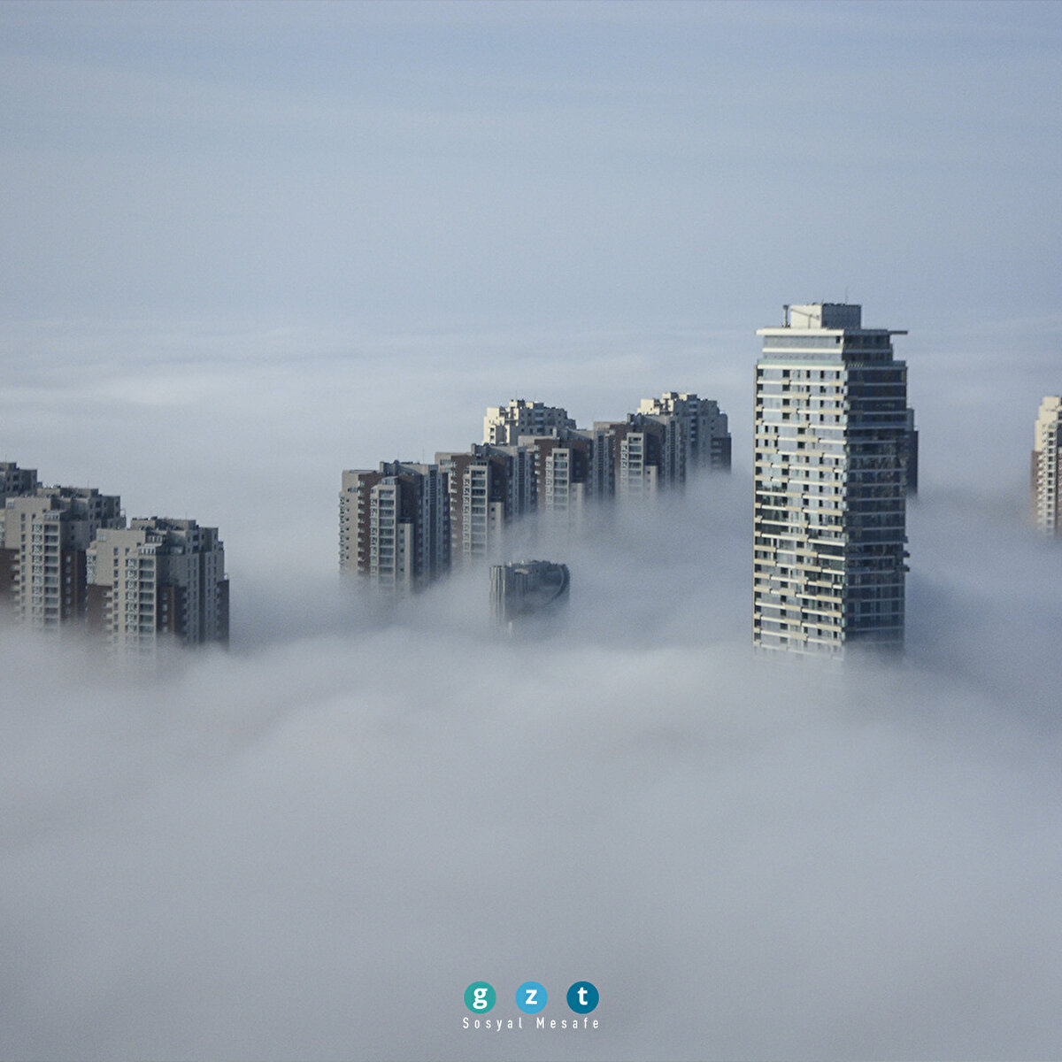 Ankara'da sabah saatlerinde Çankaya ilçesinin yüksek kesimlerinde sis etkili oldu. (Kadri Suat Çelik - Anadolu Ajansı)