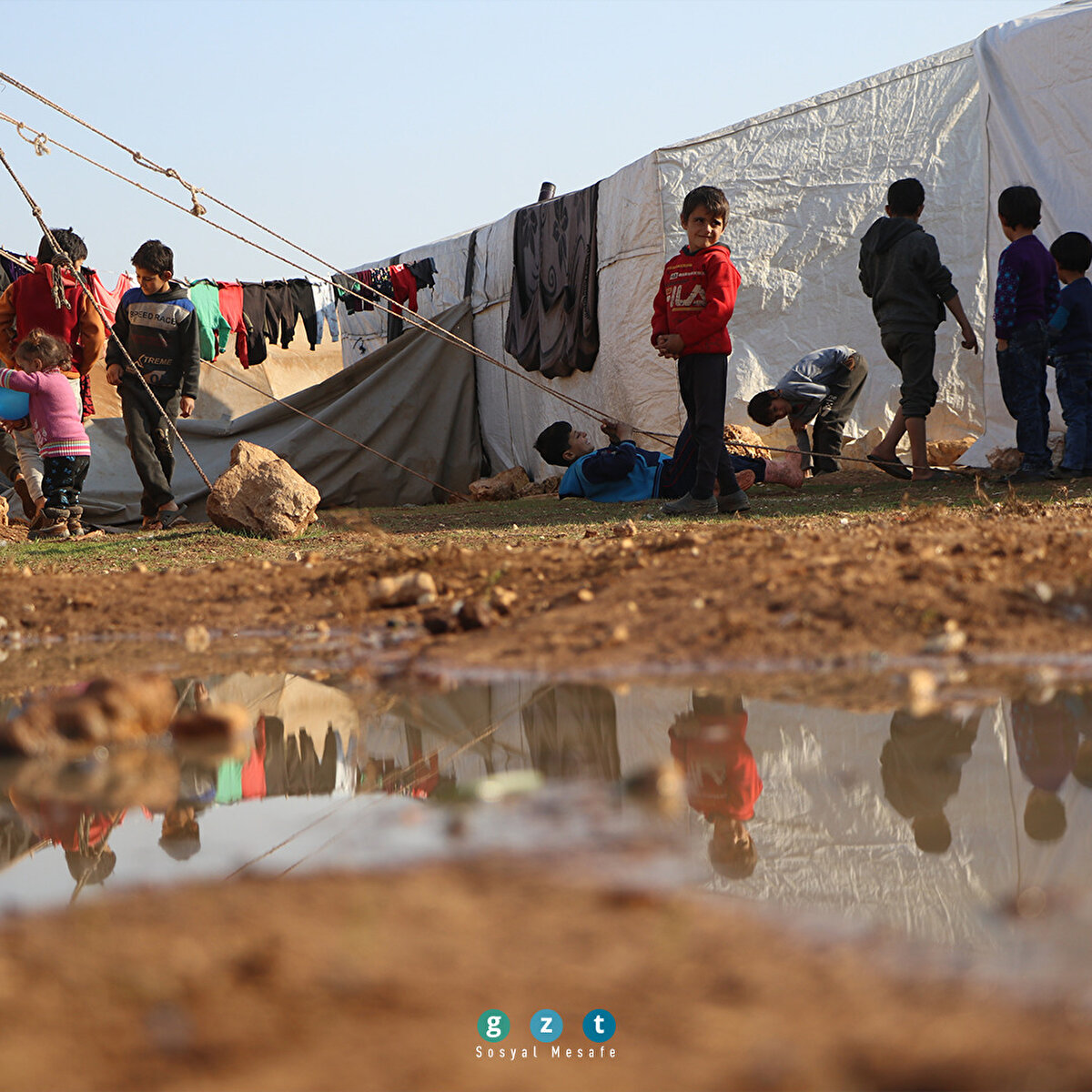 Suriye'de Esed rejiminin saldırılarından kaçarak Türkiye sınırı hattındaki derme çatma çadırlara sığınan yüz binlerce sivil, "çilesiz hayat" için briket eve taşınma umuduyla yaşıyor. Türkiye sınırı hattındaki Ebu Fida kampına yerleşen Suriyeliler, zor koşullar altında yaşamlarını sürdürüyor. (Ahmet Karaahmet - Anadolu Ajansı)
