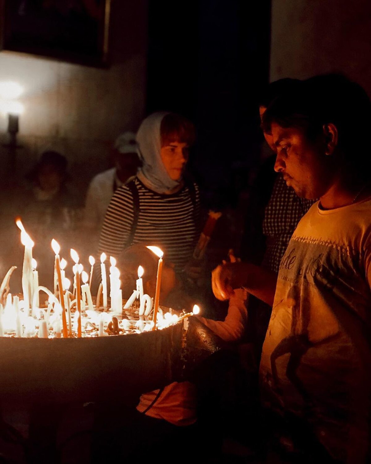 Şehrin Şam kapısından çıktığımızda ise Zeytin Dağı’na giden otobüsleri görüyoruz. Zeytin Dağı, Hz. İsa’nın çarmıha gerildiği, Müslümanlar Kudüs’ü fethettiğinde Hz. Ömer’in şehre ilk baktığı yer olarak biliniyor. 