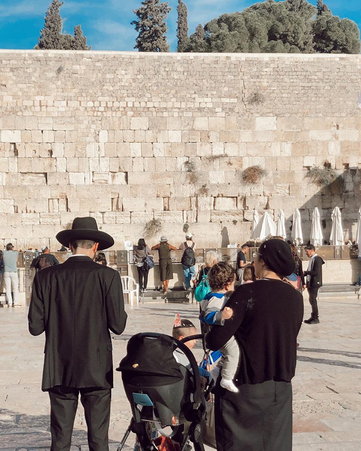  Harem-i Şerif’in kapısından içeri giriyoruz. Günlerden Cuma. Binlerce Müslüman ibadet ediyor, Hz. Muhammed’in Medine’den atı Burak’la uçarak şehre geldiğinde üzerine basarak miraca çıktığı Muallak Taşı’nı ziyaret ediyor.