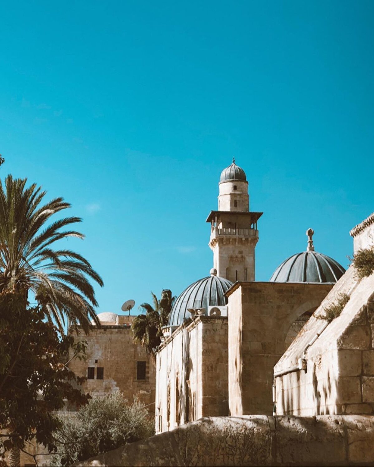 Hemen her rafta Hz. Meryem, Hz. İsa ikonalarının satıldığı sokaklarda gezerken Hz. İsa’nın gökyüzüne yükseldiğine inanılan Kutsal Kabir (Kıyamet) Kilisesi çıkıyor önümüze.⠀
