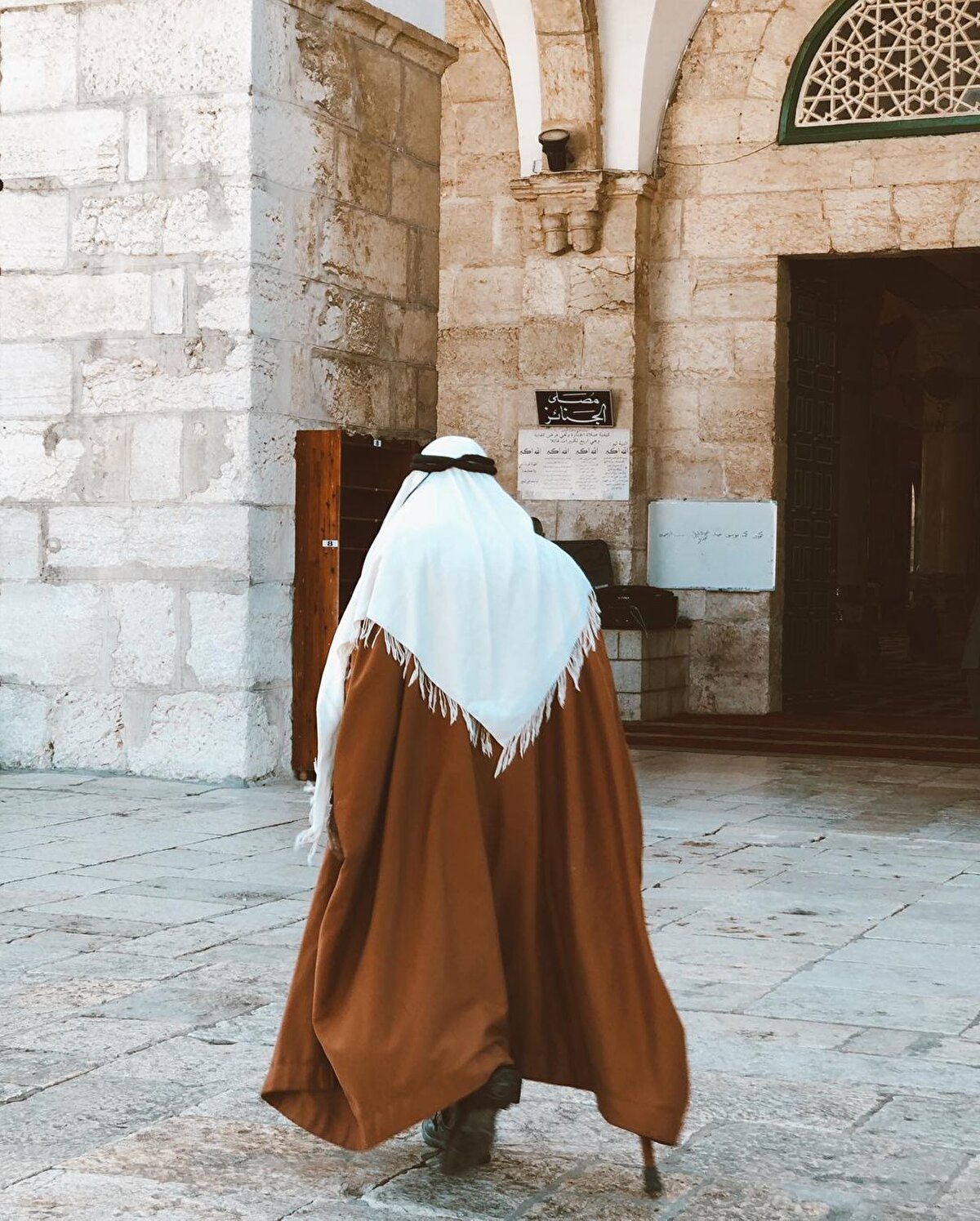 Akdeniz ikliminin hissedildiği şehrin hemen her sokağında yüzyıllar öncesine ait tarihi bir iz bulmak mümkün.