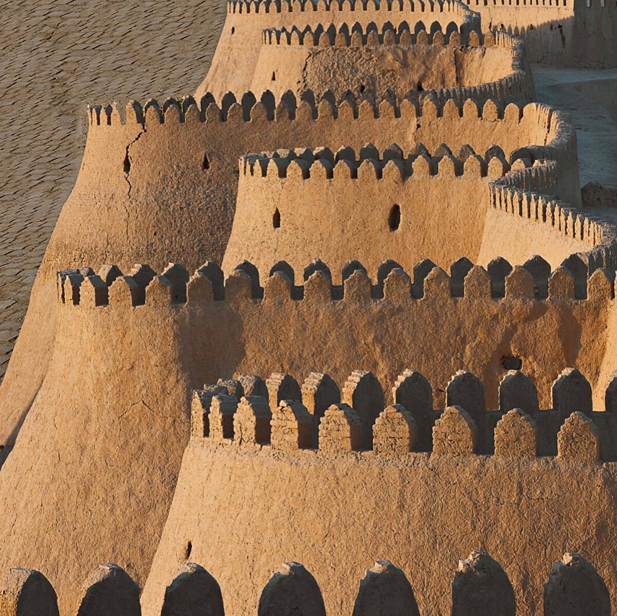 🌅Harzemşah Devleti döneminde kurulan şehir, boydan boya toprak rengine boyanmış sulietiyle göz alıcı bir görünüme sahip. Nüfus seyrek, sokaklar tenha. Çok çarpıcı bir mimariye sahip. Kızıl bir yağmura yakalanmış sokaklarında zamanın içinden geçer gibi yürüyorsunuz. Her tarafta ayrı bir hikâye. Şehrin 1990 yılında UNESCO tarafından “Dünya Kültür Mirası Listesine dahil edilerek koruma altına alınmasının sahici bir anlamı var. Gerçek bir kültür mirasıyla karşı karşıyayız. 