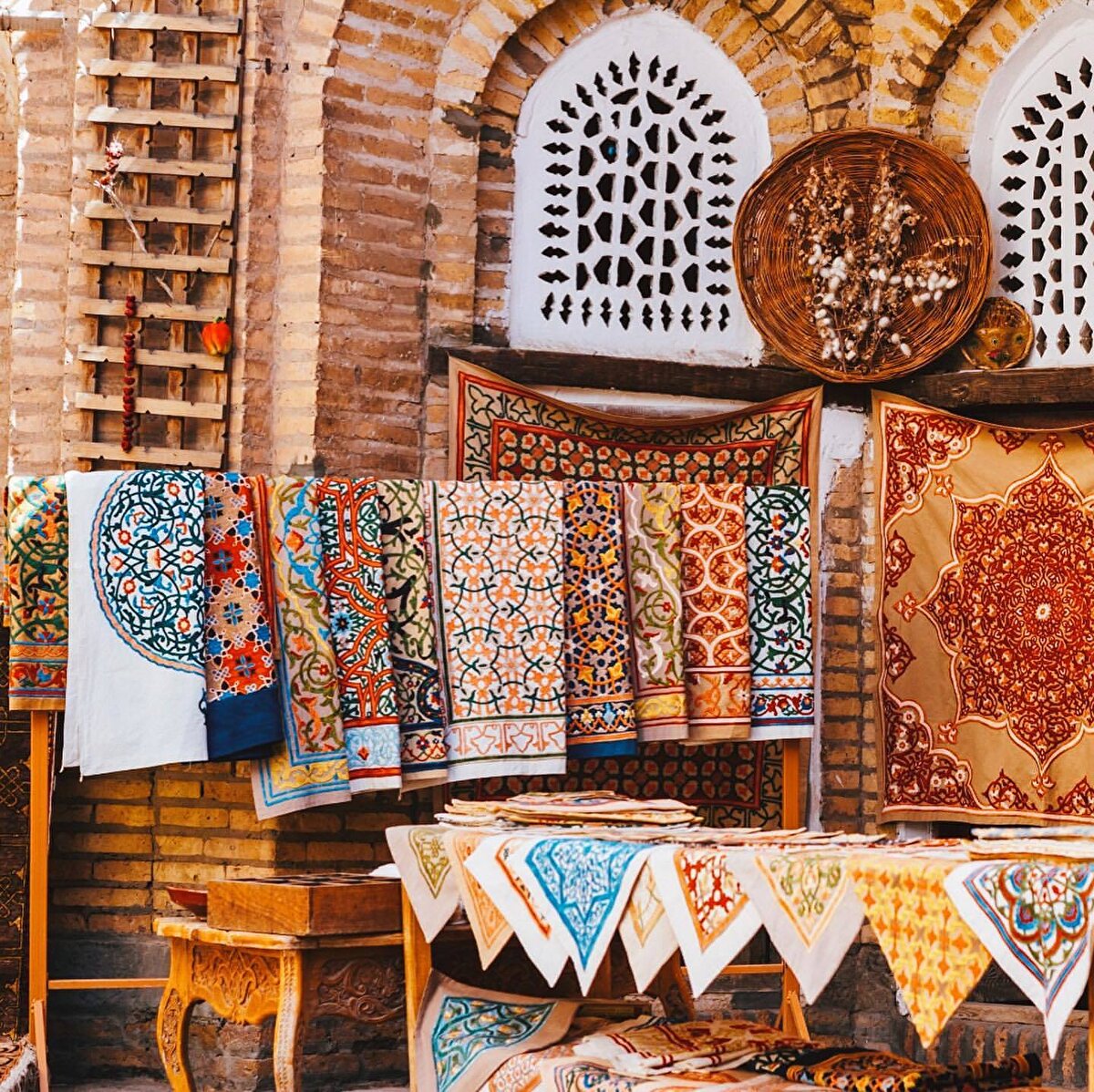 📌Zamanın sanki 200 yıl öncede donup kaldığı Hive, ülkenin batı şeridinde, Harezm bölgesinde, Ceyhun kıyısında kurulmuş bir şehir. Türkmenistan sınırına yakın. Ulaşmak biraz meşakkatli ama kesinlikle bu yorgunluğa değer. 