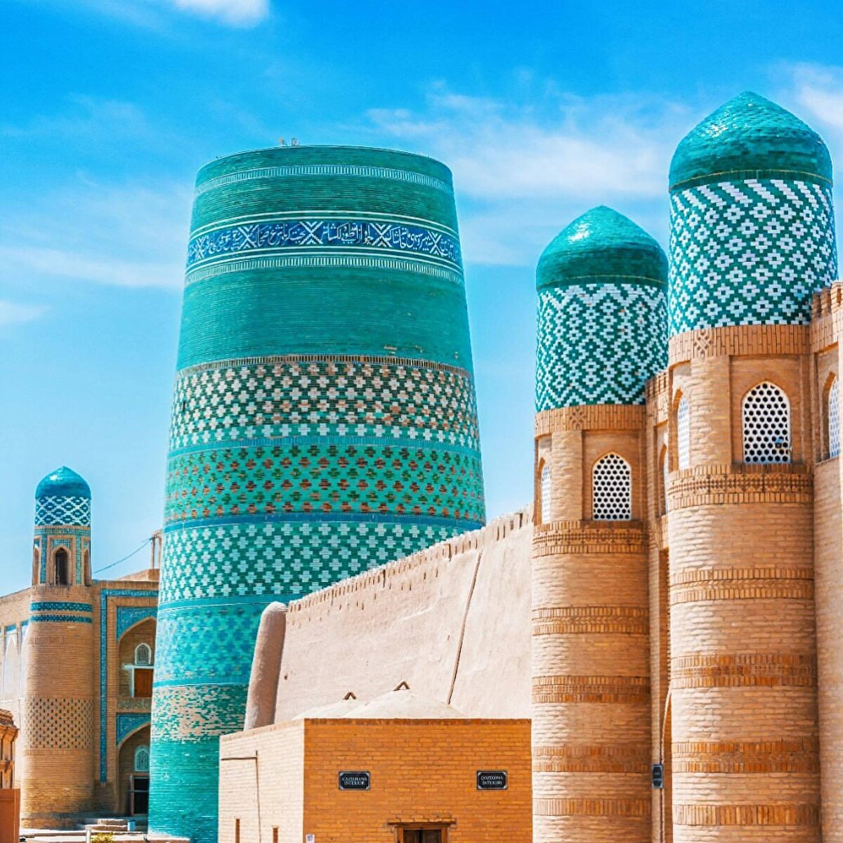 📌Şehrin iki sembolü var, ilki; 55 metre uzunluğundaki “İslam Hoca Minaresi, diğer sembol ise, Kalta-minor (Kısa Minare). Yapımı sırasında bölgenin en yüksek minaresi olacak şekilde planlanan bu minare, bir kısmı efsanelere dayanan çeşitli gerekçelerle yarım kalmış. Ancak 26 metrelik bugünkü haliyle bile çok etkileyici. ⠀